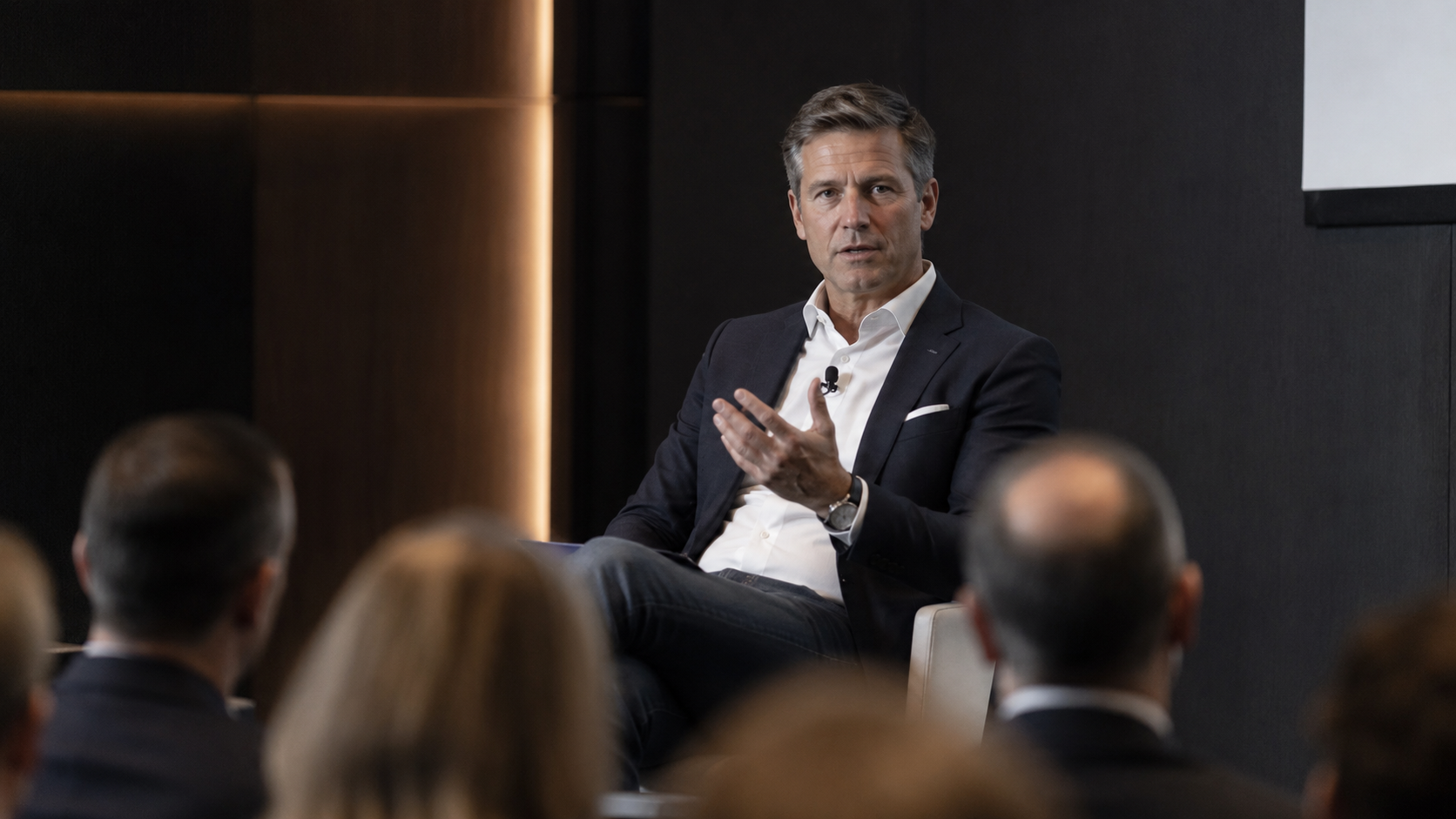 CEO compartiendo una vision de mercado ante una audiencia profesional selectiva